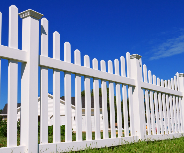 white vinyl fence 1